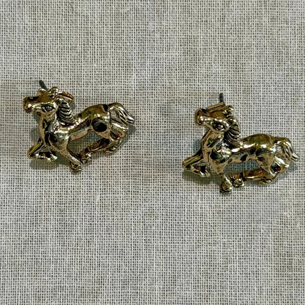 Vintage Gold Tone Horse Stud Earrings - Picture 7 of 7